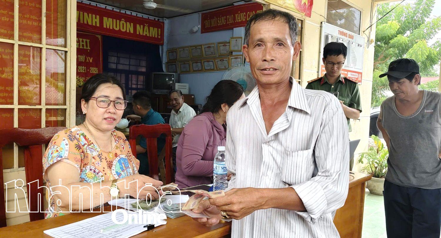 Người dân xã Ninh Hải vui mừng, phấn khởi khi được nhận tiền lễ Quốc khánh. 