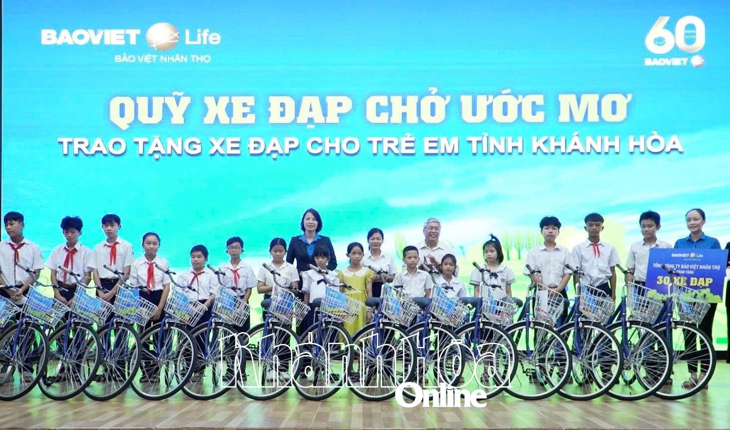 Lãnh đạo Bảo Việt Nhân thọ Khánh Hòa và phường Cam Ranh trao xe đạp cho các học sinh.