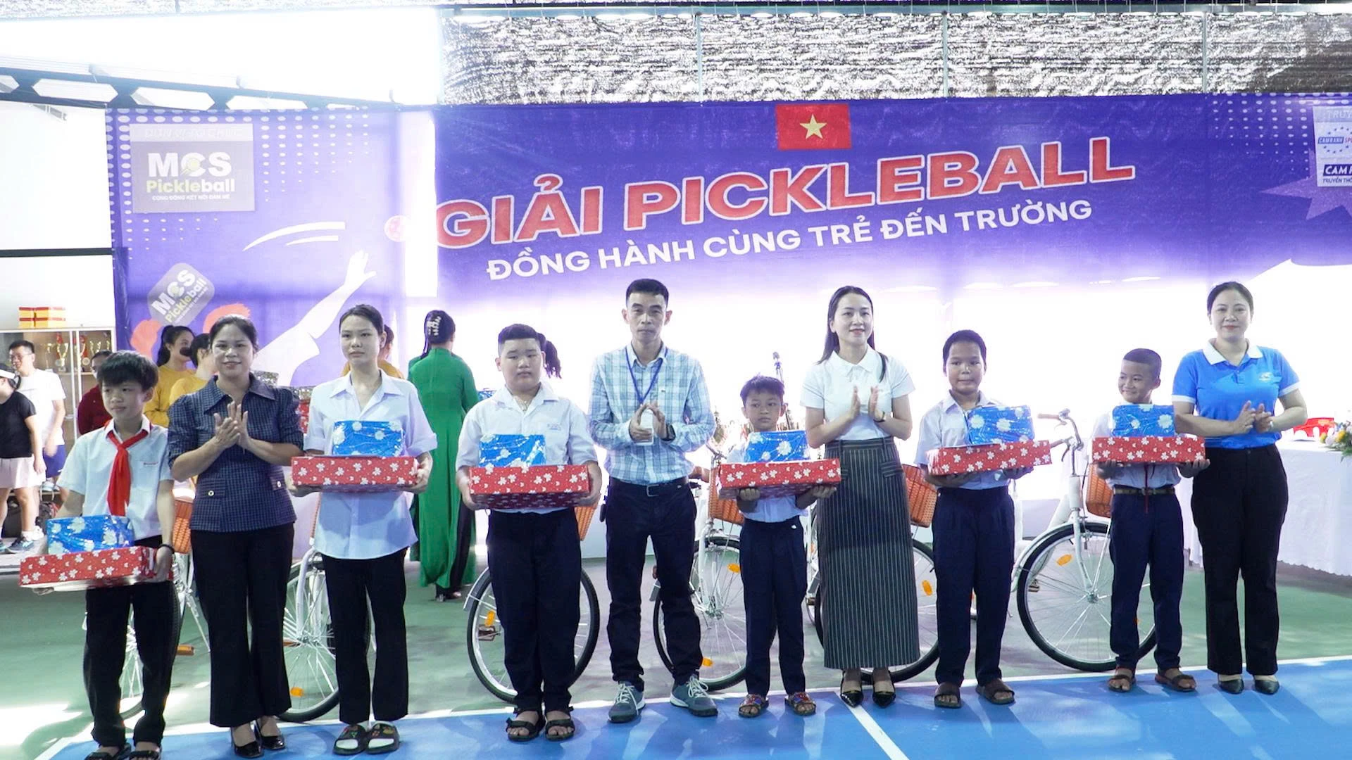 Lãnh đạo phường Bắc Cam Ranh và CLB Mỹ Ca Sport Pickleball trao xe đạp và quà cho học sinh có hoàn cảnh khó khăn.