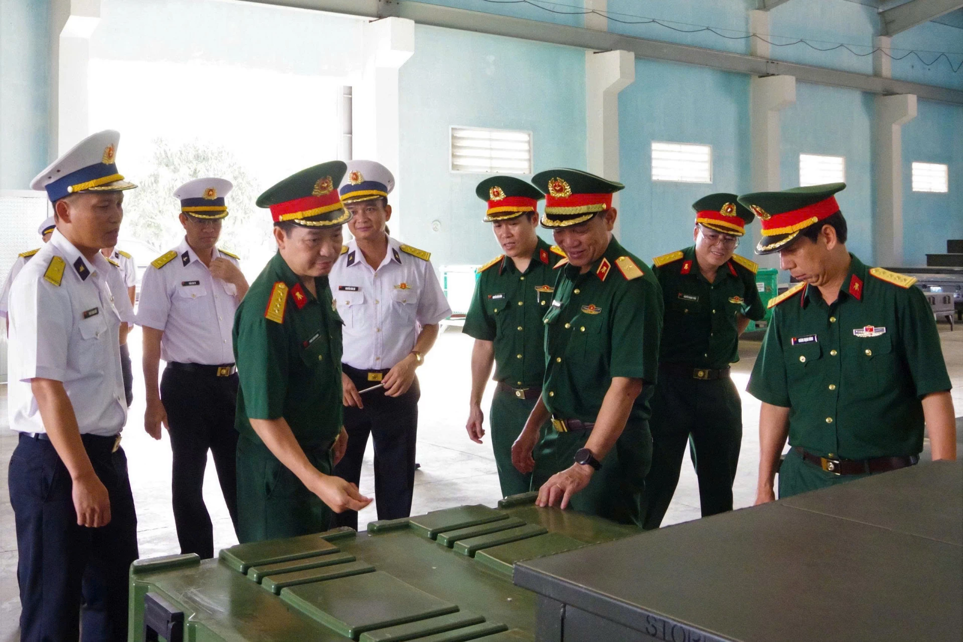 Kiểm tra bảo quản trang bị kỹ thuật tại kho.