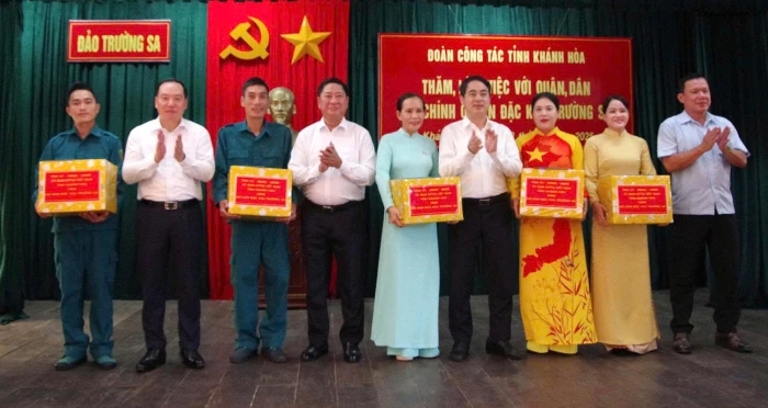 Lãnh đạo tỉnh Khánh Hòa thăm và làm việc với UBND đặc khu Trường Sa