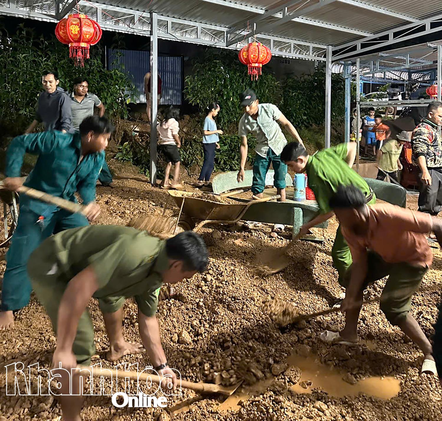 Lực lượng của xã Tây Khánh Sơn hỗ trợ người dân khắc phục hậu quả do mưa lớn chiều 8-8