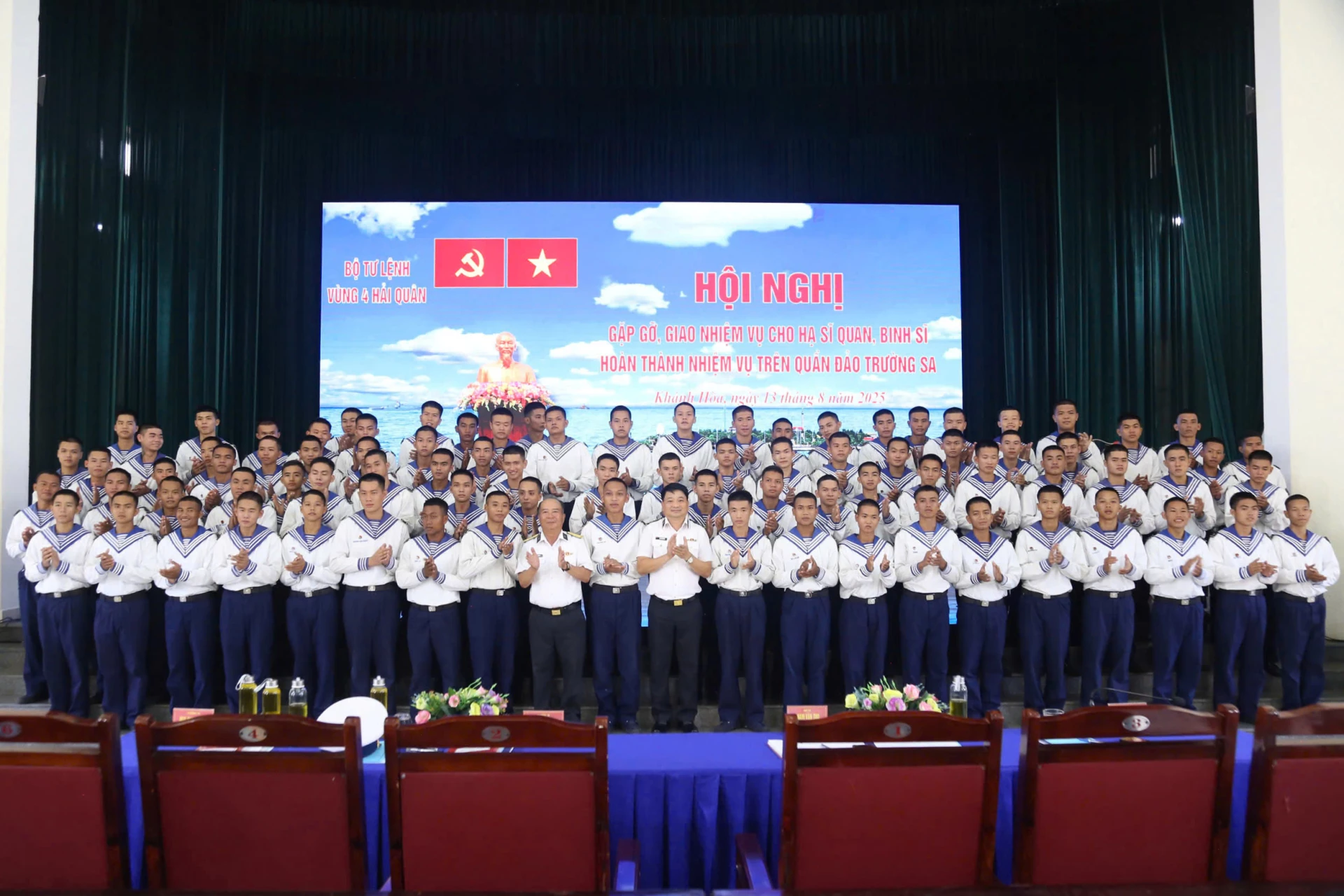 Thủ trưởng Bộ Tư lệnh Vùng và Lữ đoàn 146 chụp hình lưu niệm cùng các hạ sĩ quan, binh sĩ.