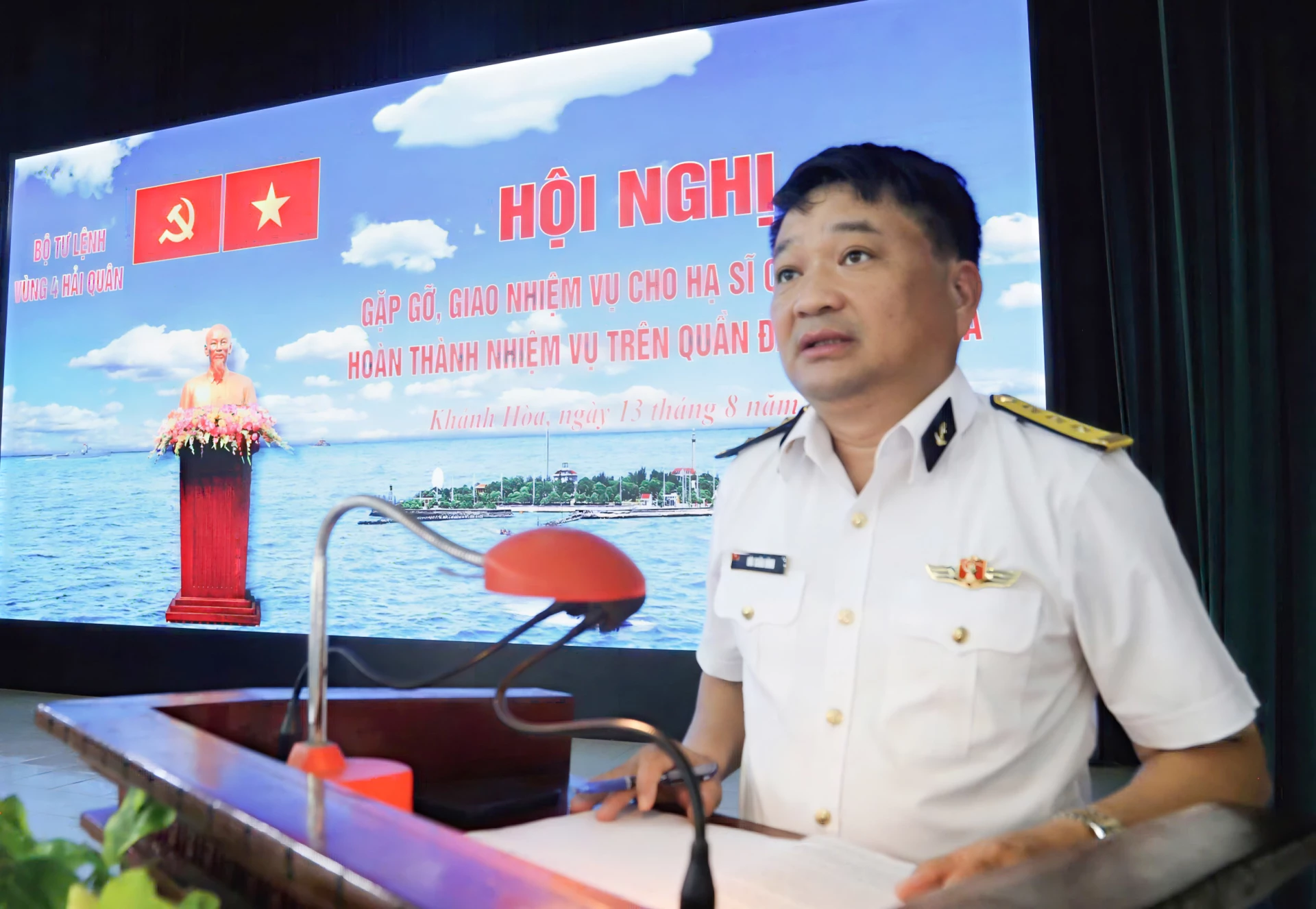 Thượng tá Bùi Xuân Bình phát biểu động viên, giao nhiệm vụ.