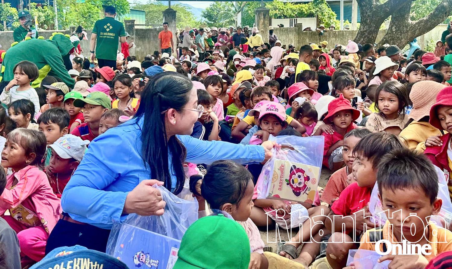 Lãnh đạo Hội đồng Đội tỉnh trao quà cho các thiếu nhi.
