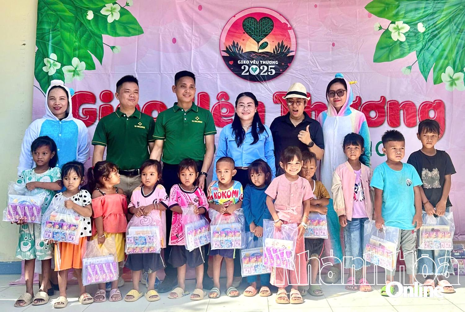 Các đơn vị trao quà cho thiếu nhi tại địa phương.