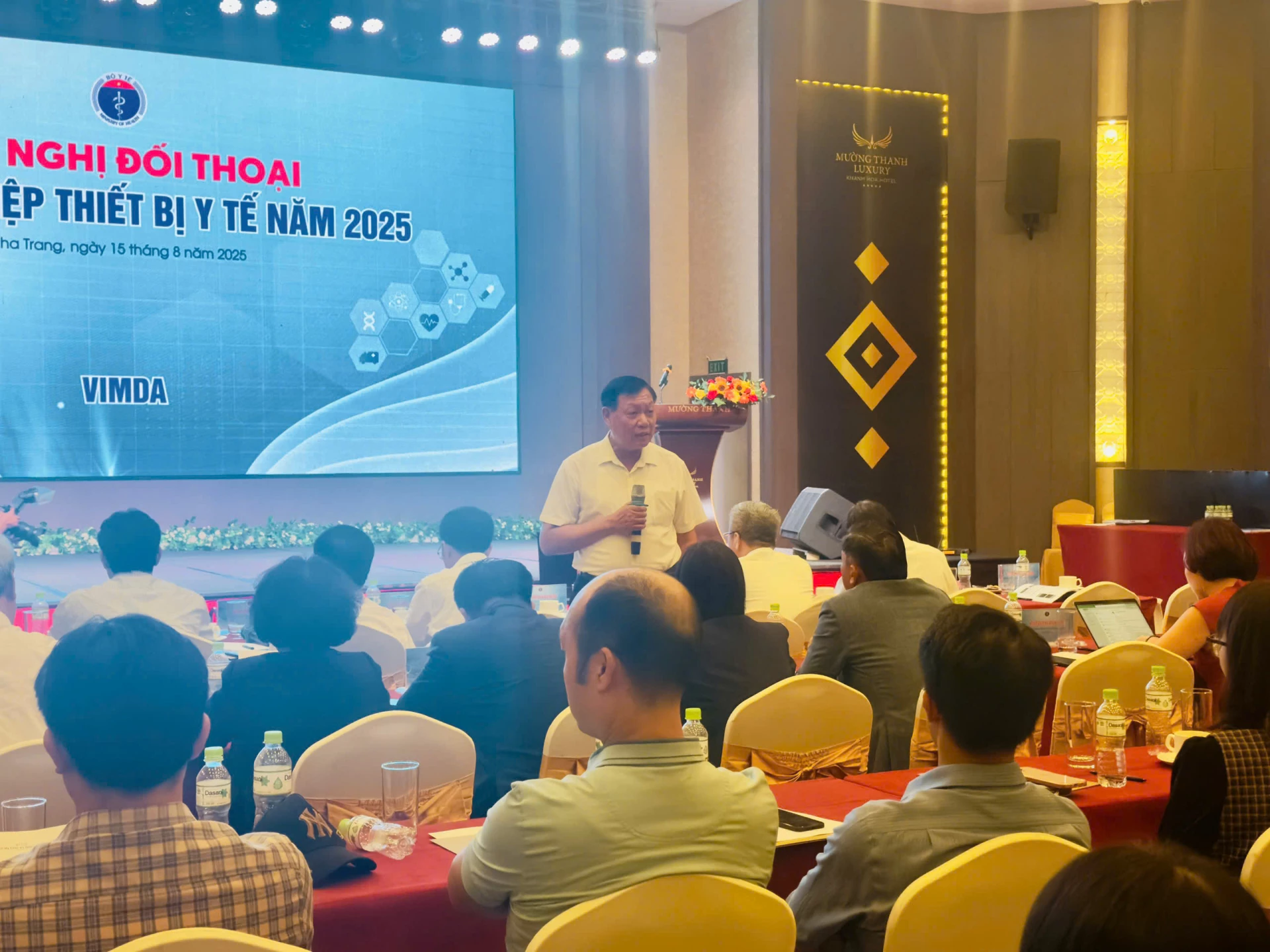 Thứ trưởng Thường trực Bộ Y tế Đỗ Xuân Tuyên lắng nghe ý kiến các doanh nghiệp