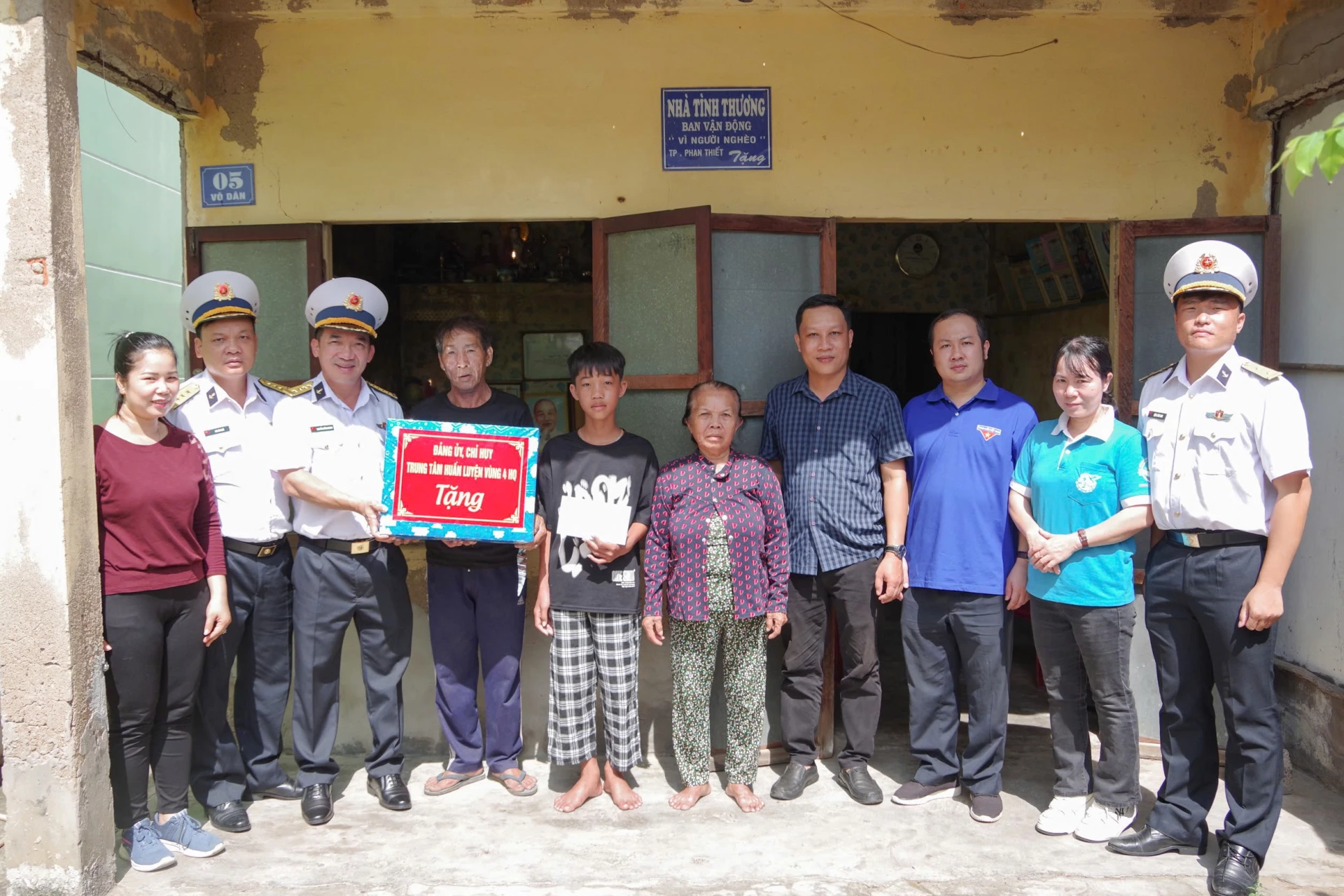 Chỉ huy Trung tâm Huấn luyện Vùng 4 Hải quân thăm, tặng quà con ngư dân nhận đỡ đầu.