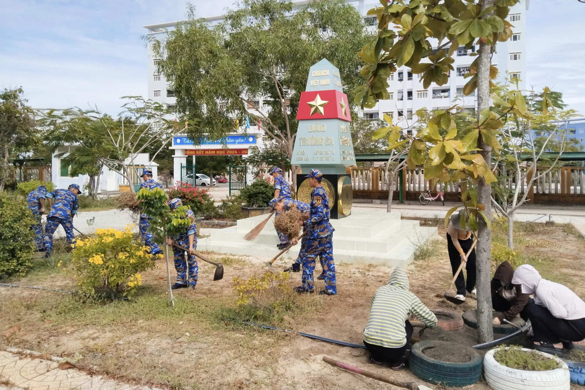 Cán bộ, chiến sĩ của Trung tâm Huấn luyện hỗ trợ nhà trường chuẩn bị cho năm học mới.