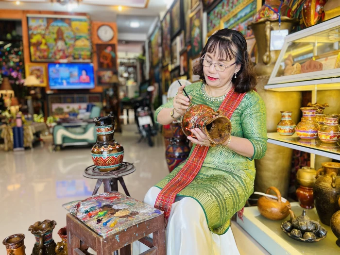 VIDEO: Nữ họa sĩ gìn giữ văn hóa Chăm qua nét vẽ