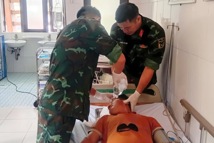 Bệnh xá đảo Trường Sa kịp thời cấp cứu ngư dân bị thương do nổ bình ắc quy      