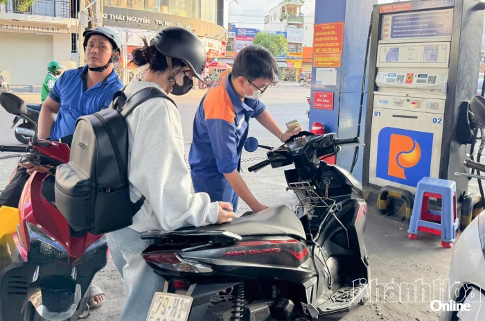 Giá xăng tăng, giá dầu giảm