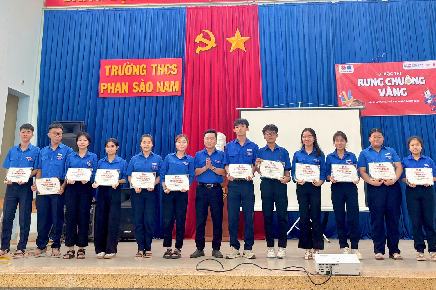 Đoàn phường Tây Nha Trang khen thưởng các tập thể, cá nhân có thành tích trong hoạt động hè.