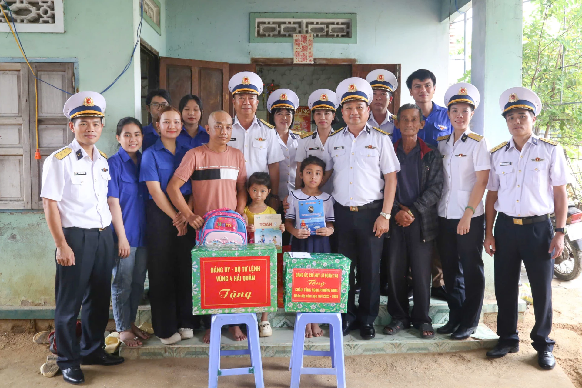 Đoàn công tác tặng quà cho em Tống Ngọc Phương Nghi.