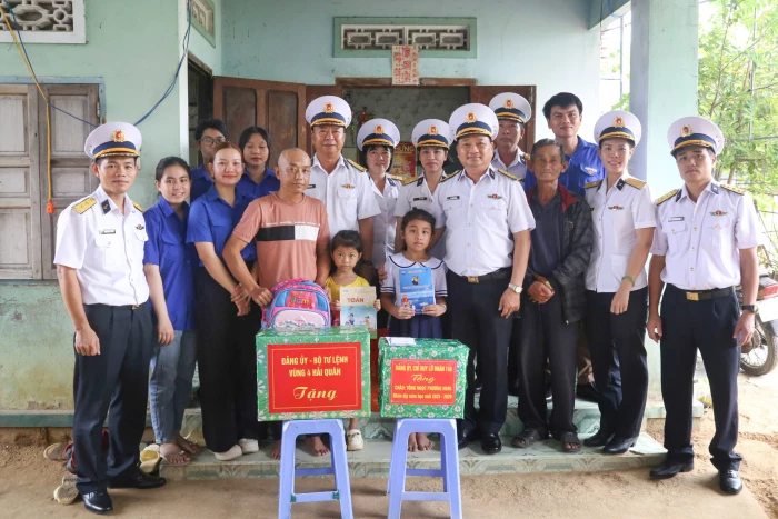 Vùng 4 Hải quân thăm, tặng quà con ngư dân nhận đỡ đầu