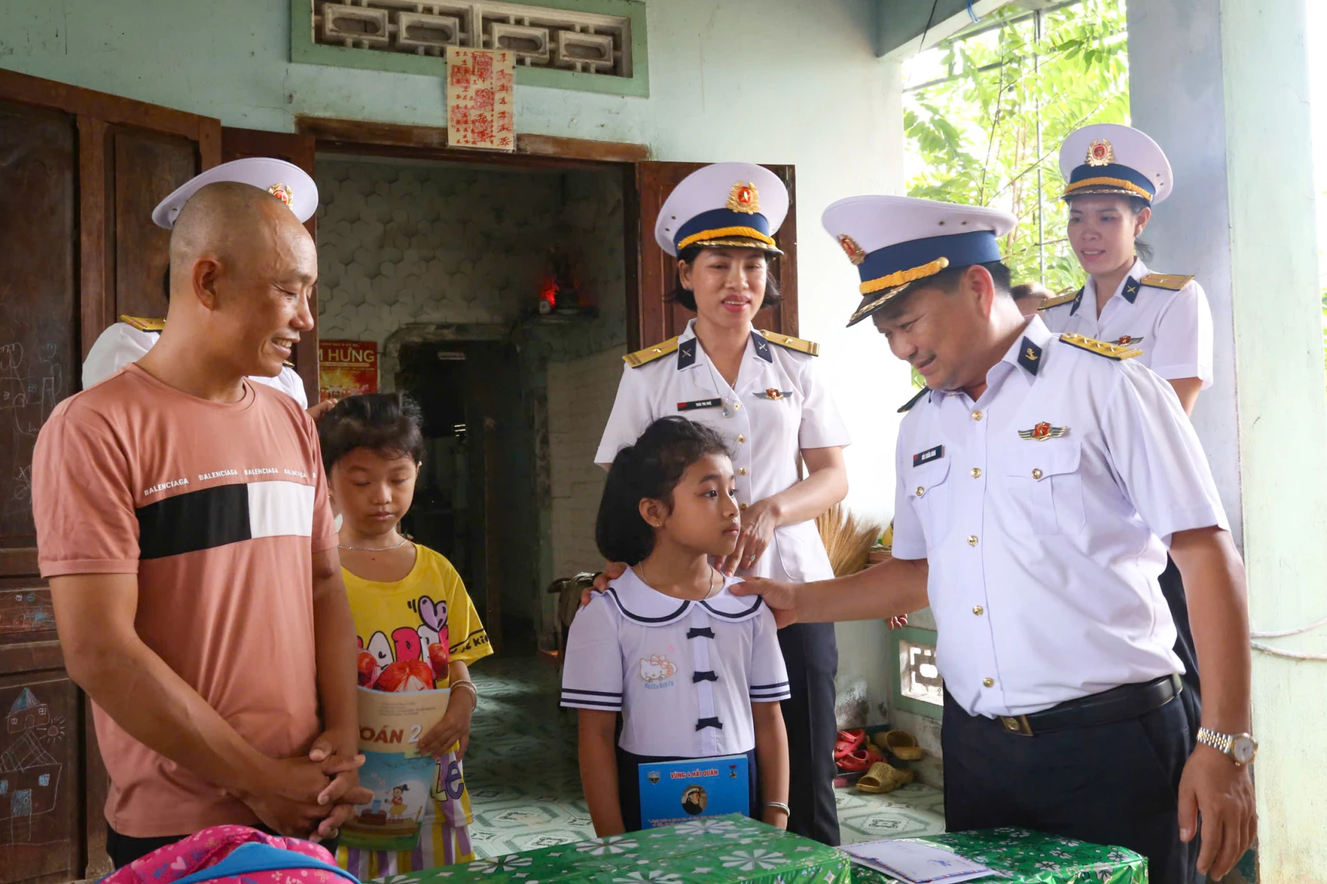 Thượng tá Bùi Xuân Bình thăm hỏi, động viên em Tống Ngọc Phương Nghi .