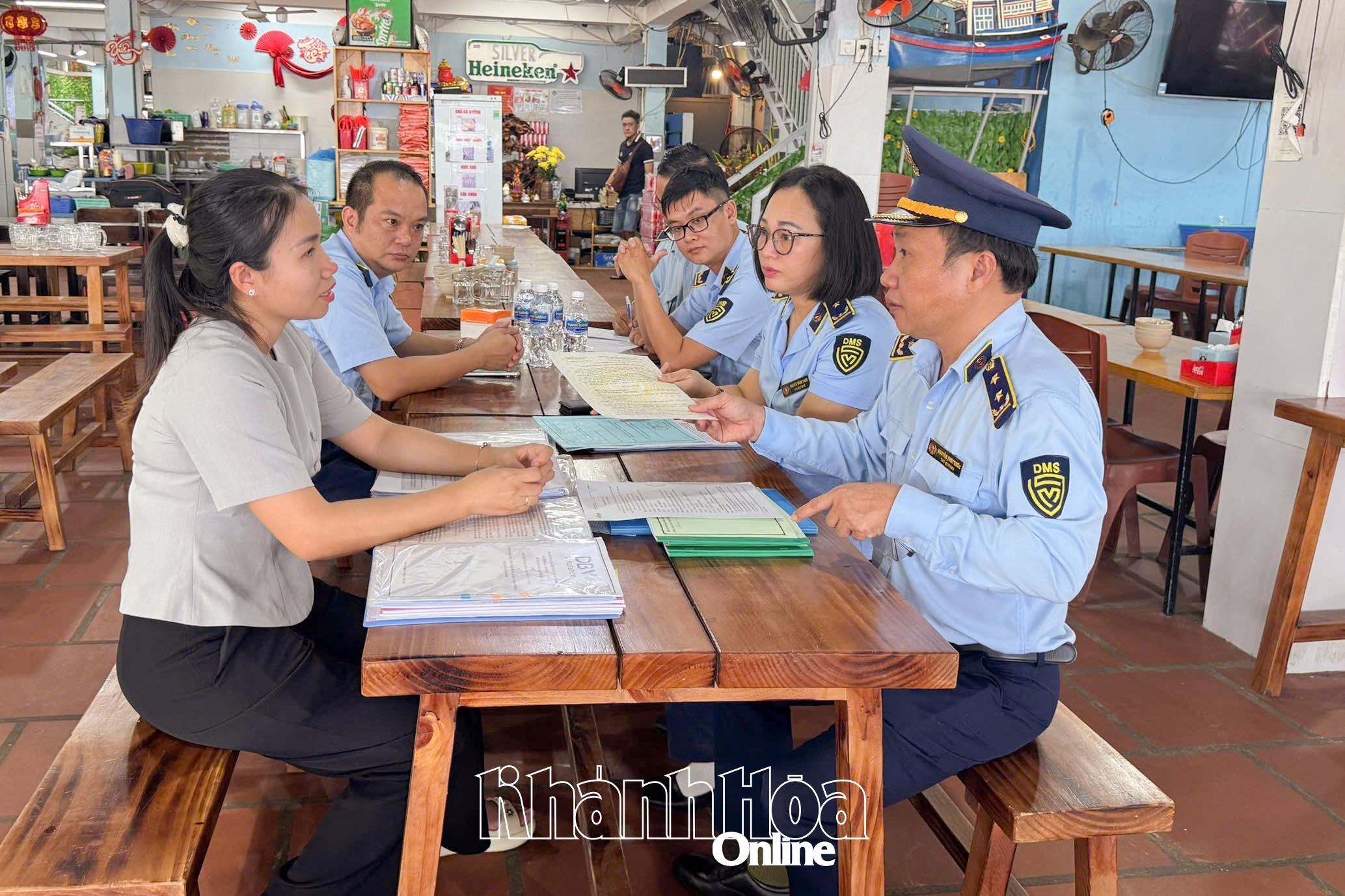 Đội QLTT số 1 kiểm tra việc chấp hành các quy định pháp luật trong hoạt động kinh doanh tại Nhà hàng Thanh Suơng 1 (phường Nha Trang).