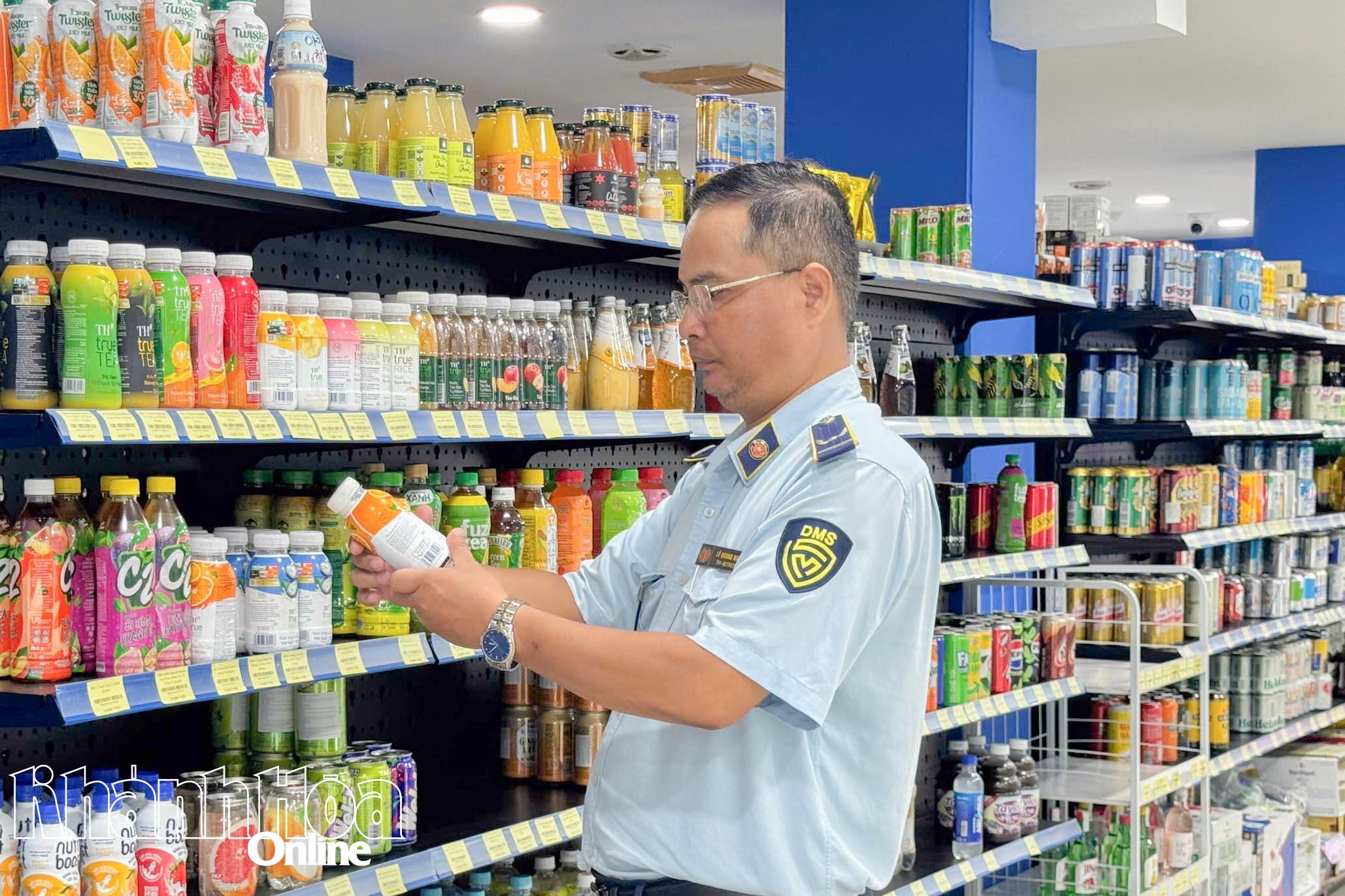 Lực lượng QLTT kiểm tra hàng hoá tại Cửa hàng tiện lợi Moon Milk (phường Nha Trang).