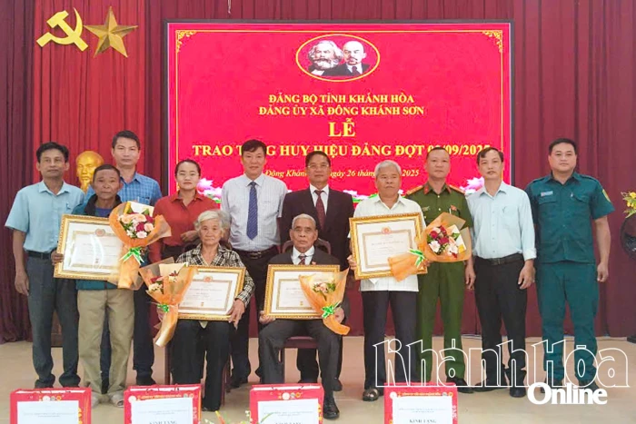 Đảng ủy xã Đông Khánh Sơn trao Huy hiệu Đảng đợt 2-9 cho 4 đảng viên