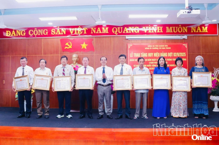 Đảng ủy phường Tây Nha Trang trao Huy hiệu Đảng đợt 2-9 cho 44 đảng viên