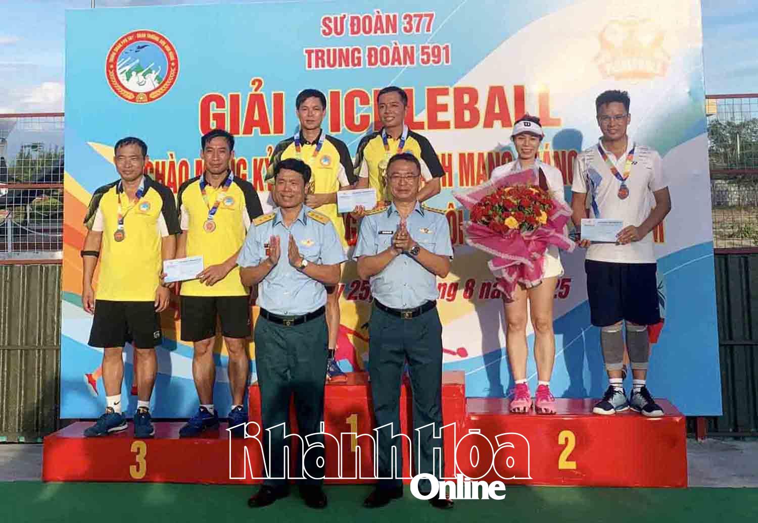 Lãnh đạo Sư đoàn Phòng không 377 và Trung đoàn 591 chụp hình lưu niệm với các vận động viên đạt giải.