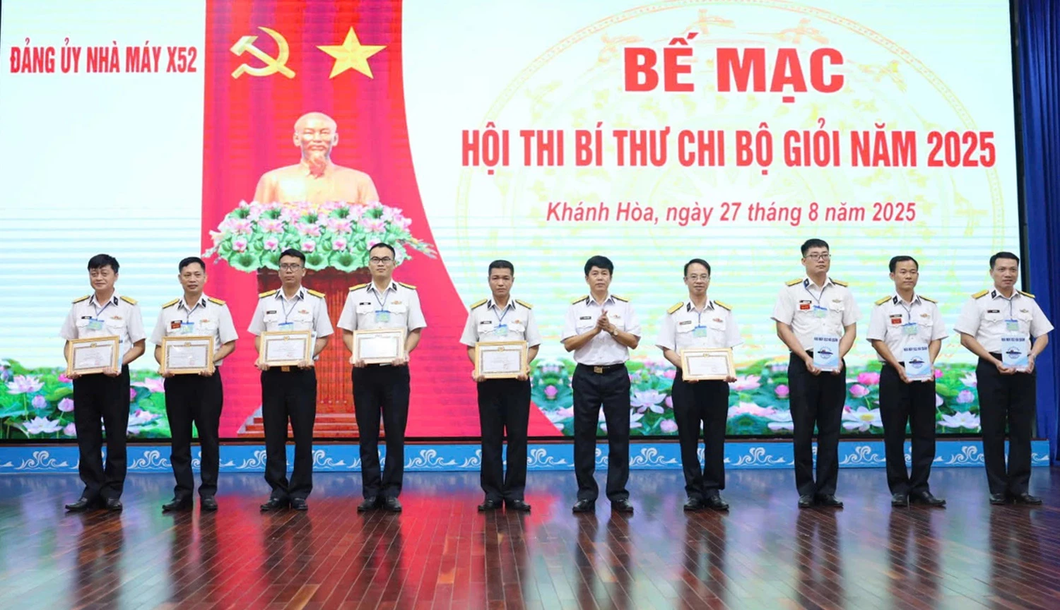 Ban tổ chức trao giải cho các thí sinh xuất sắc.