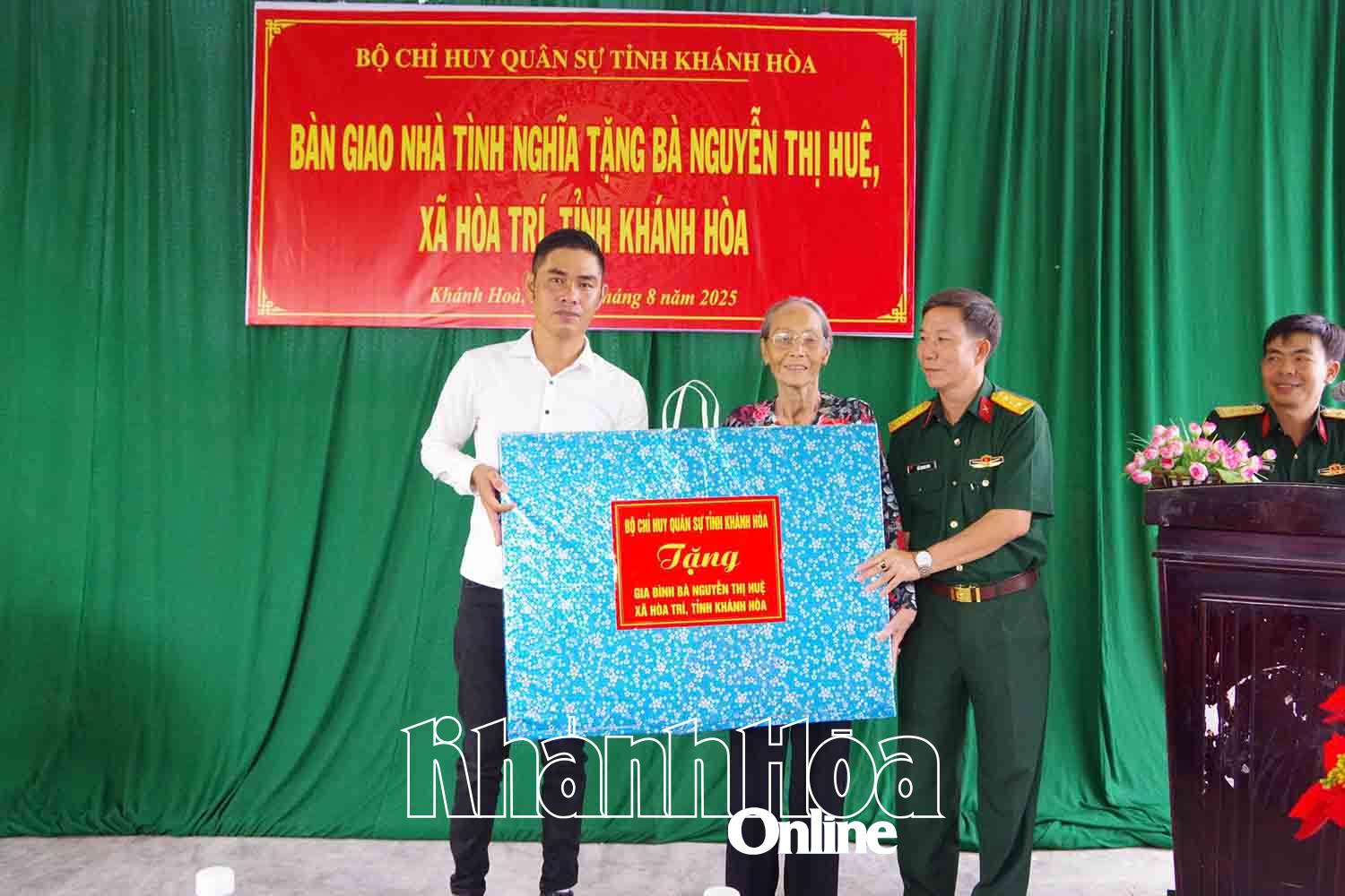 Đại diện Bộ Chỉ huy Quân sự tỉnh tặng quà cho gia đình bà Huệ tại buổi bàn giao nhà.