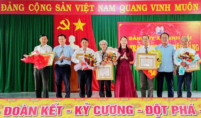 Xã Ninh Hải: Trao Huy hiệu Đảng đợt 2-9 cho 5 đảng viên