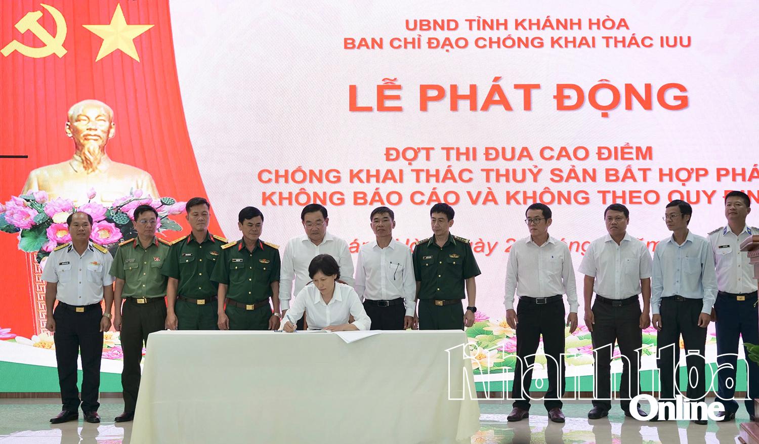Đại diện UBND phường Nam Nha Trang ký kết giao ước thi đua trước sự chứng kiến của lãnh đạo tỉnh
