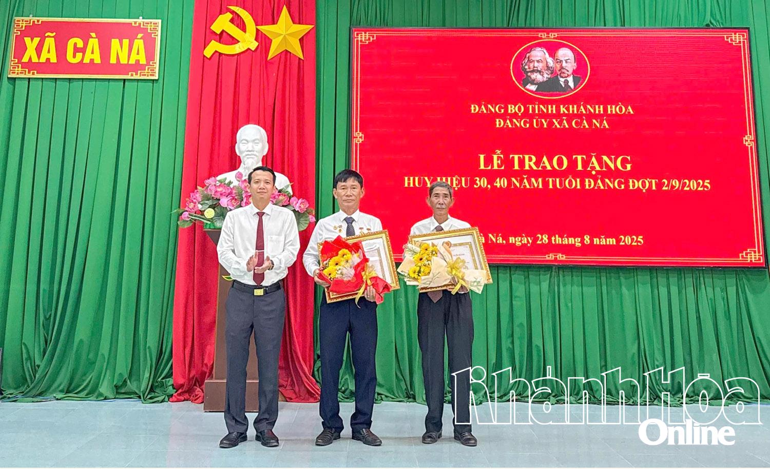 Đồng chí Kiều Tấn Thịnh - Bí thư Đảng ủy xã Cà Ná trao Huy hiệu Đảng cho các đảng viên.