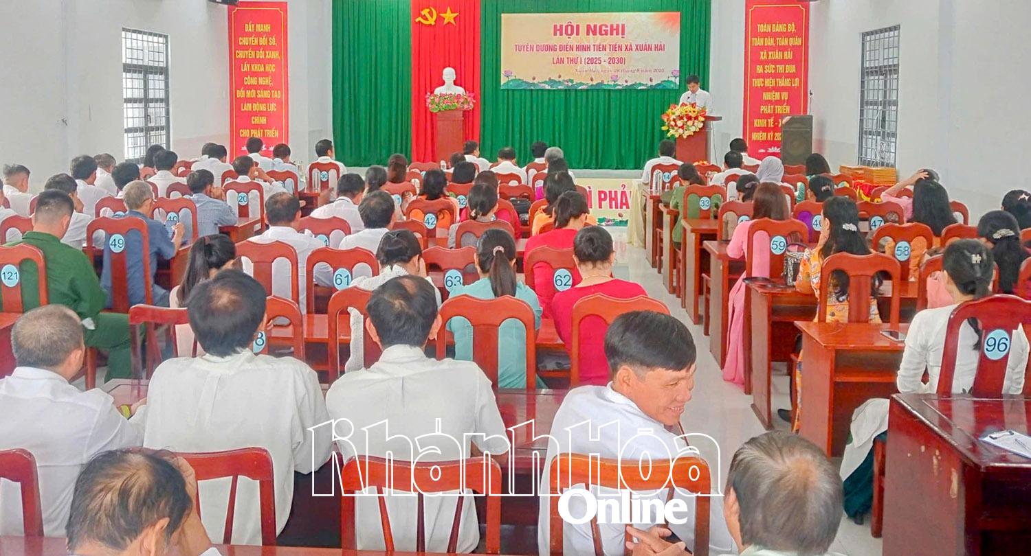 Toàn cảnh hội nghị.