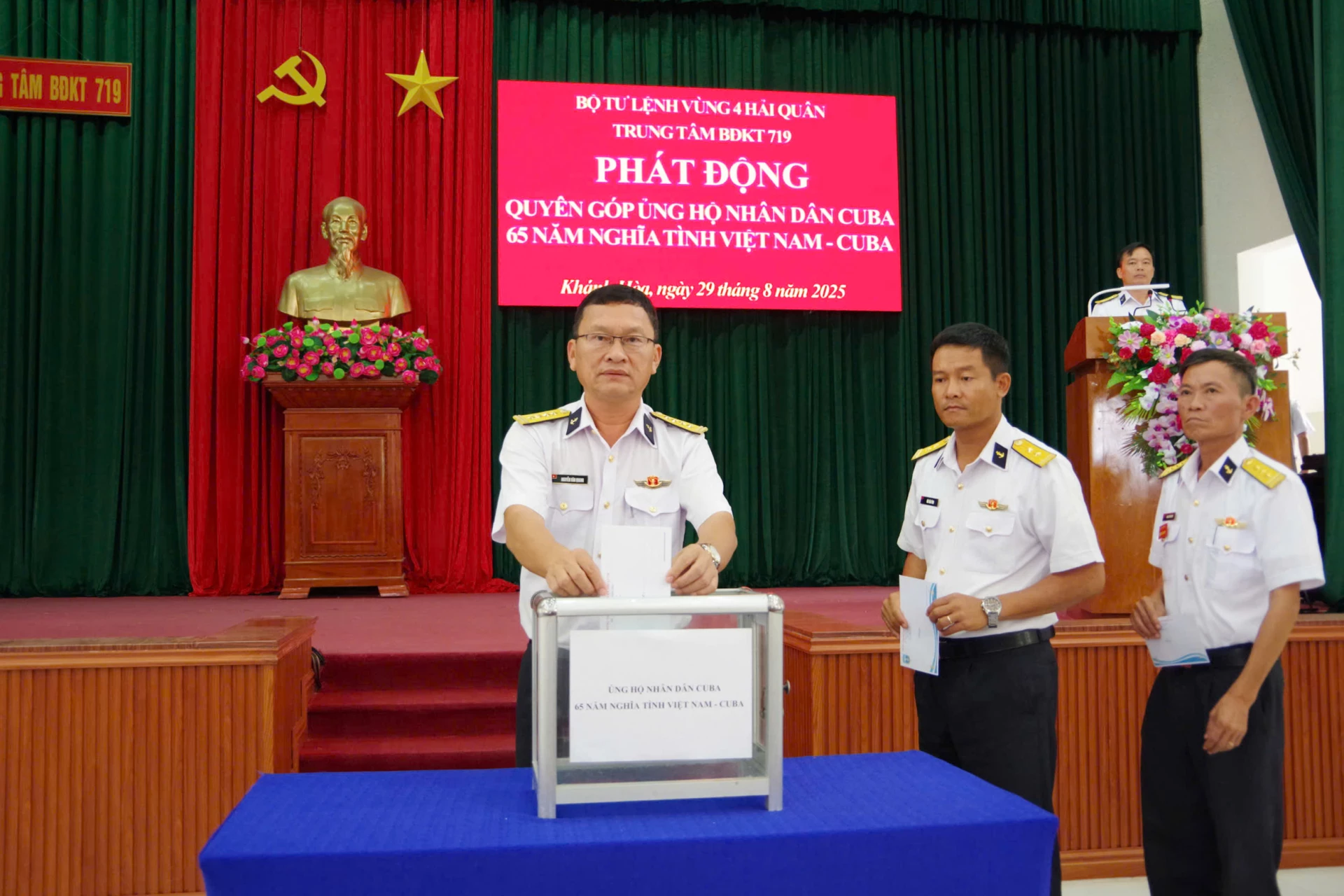 Chỉ huy Trung tâm Bảo đảm Kỹ thuật 719 tham gia ủng hộ.