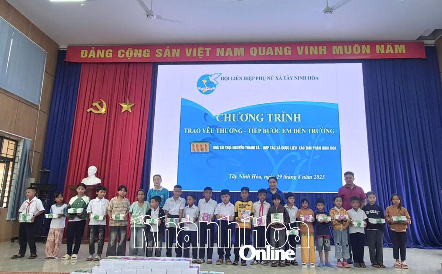 Trao quà cho trẻ em có hoàn cảnh khó khăn.