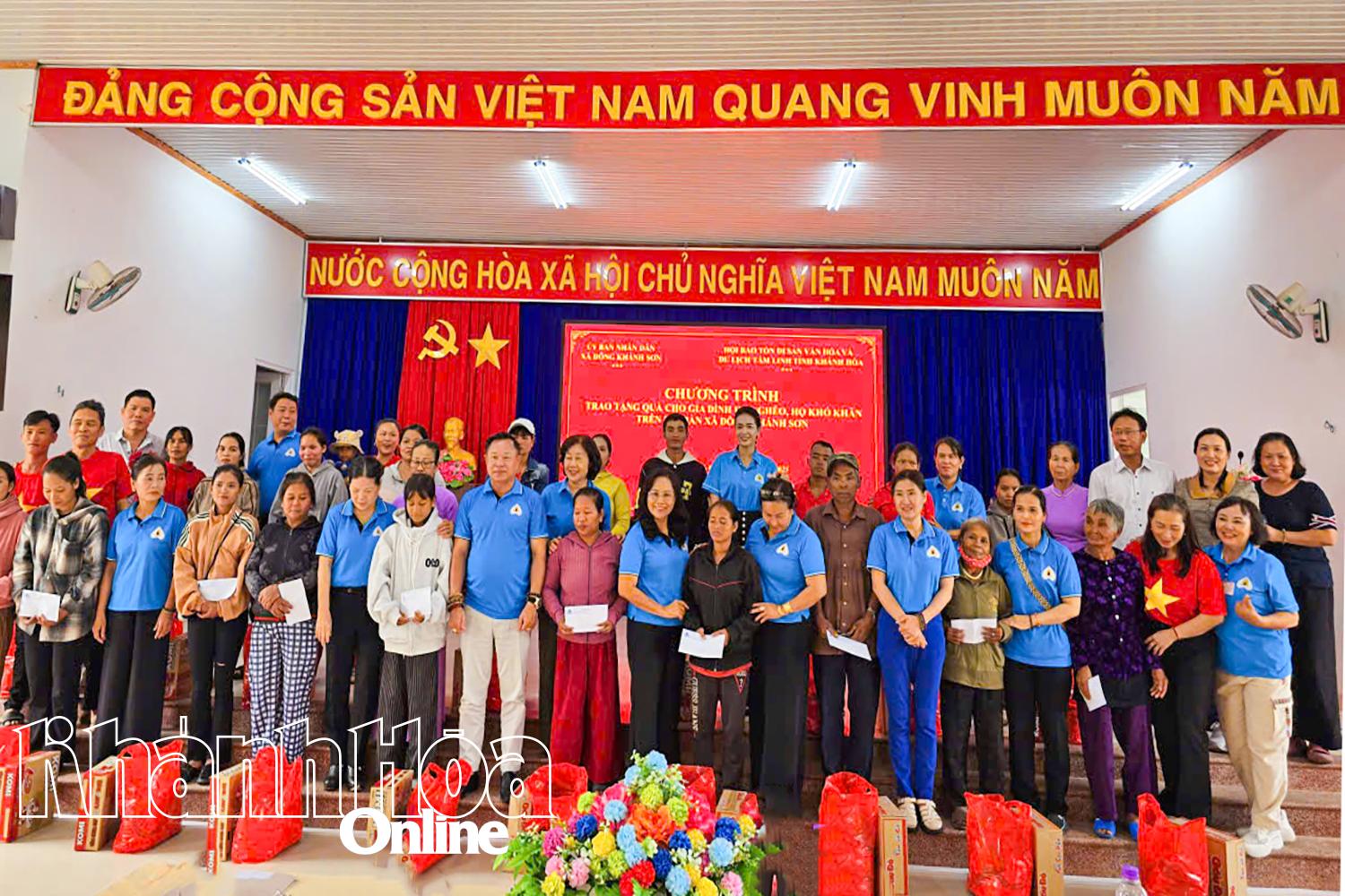 Hội Bảo tồn Di sản, Văn hóa và Du lịch tâm linh tỉnh Khánh Hòa tặng quà người dân xã Đông Khánh Sơn.