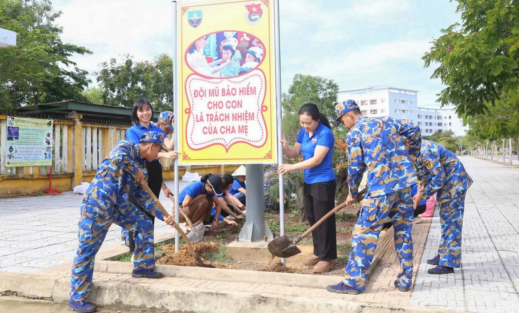 Tuổi trẻ Bộ Tư lệnh Vùng 4 Hải quân tham gia hoạt động tình nguyện.