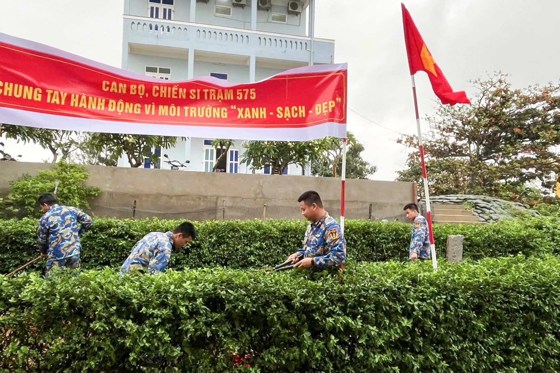 Cán bộ, đoàn viên Trạm ra-đa 575, Trung đoàn 451 củng cố cảnh quan đơn vị.