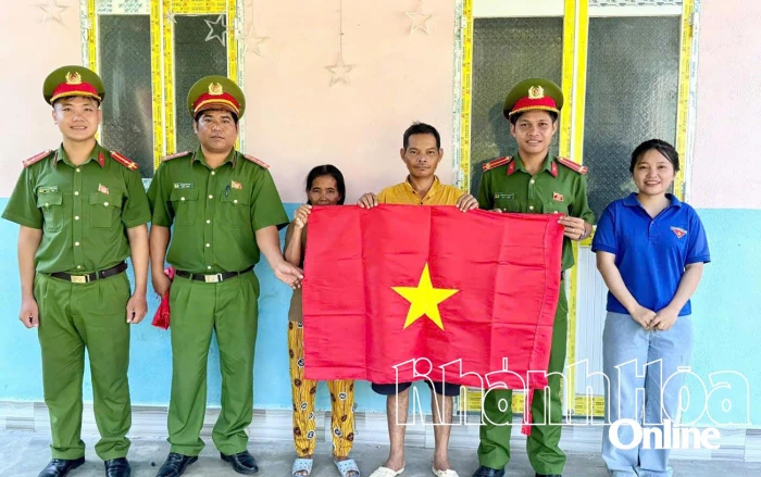 Công an xã Công Hải trao tặng 200 lá cờ Tổ quốc cho nhân dân