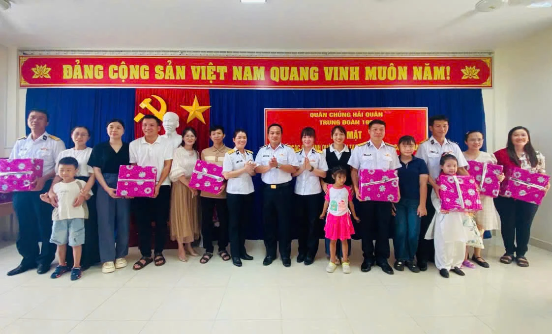 Chỉ huy trung đoàn gặp mặt, tặng quà cho các gia đình quân nhân.