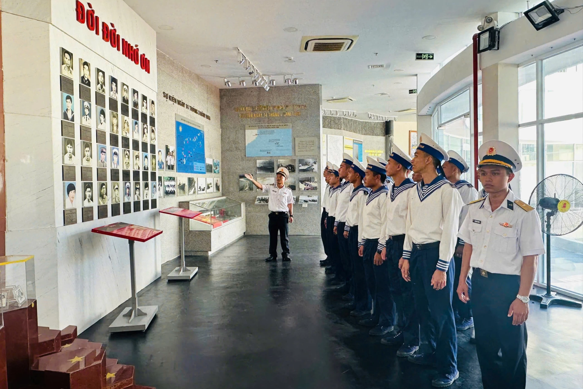 Cán bộ, chiến sĩ trung đoàn học tập truyền thống tại Khu tưởng niệm chiến sĩ Gạc Ma.