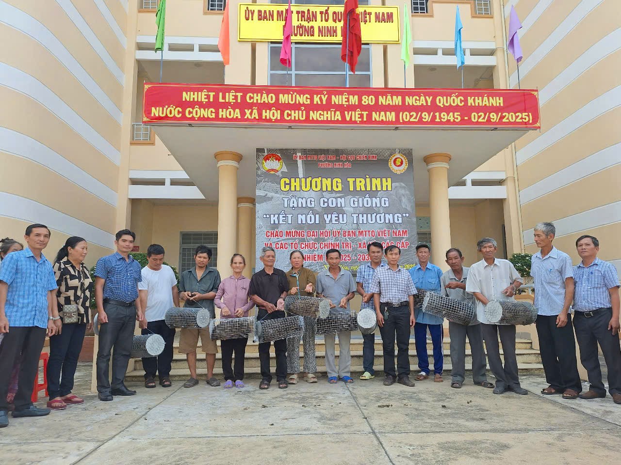 Lãnh đạo Ủy ban MTTQ Việt Nam phường Ninh Hòa trao tặng heo giống cho các gia đình có hoàn cảnh khó khăn.