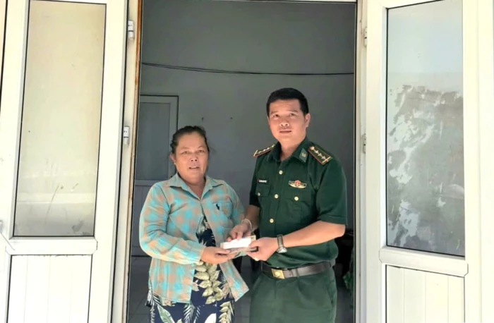 Thượng úy Biên phòng trao trả tài sản đánh rơi cho người dân trên đảo Bích Đầm