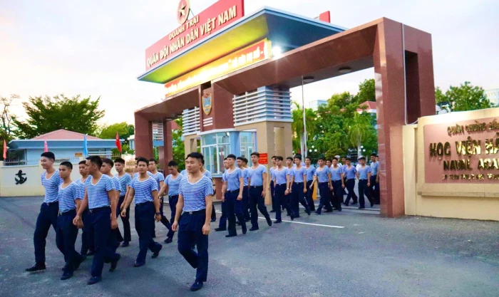 Hơn 400 cán bộ, học viên Học viện Hải quân hưởng ứng chương trình “Cùng Việt Nam tiến bước”