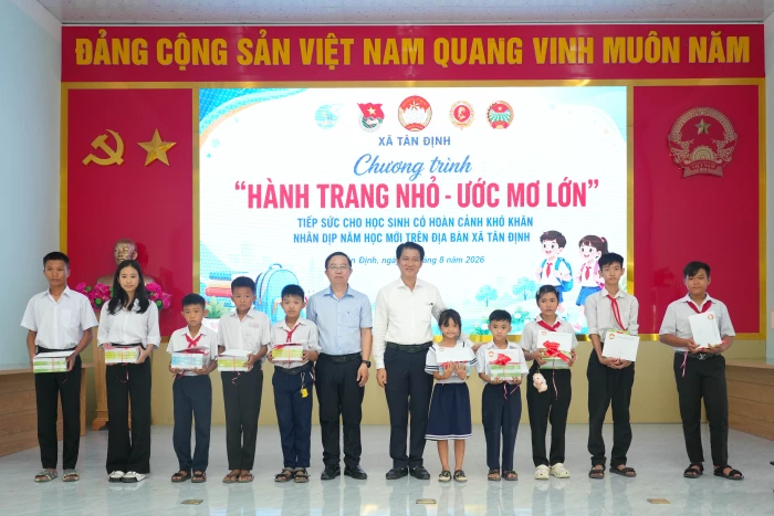 Trao 25 suất quà cho học sinh có hoàn cảnh khó khăn ở xã Tân Định