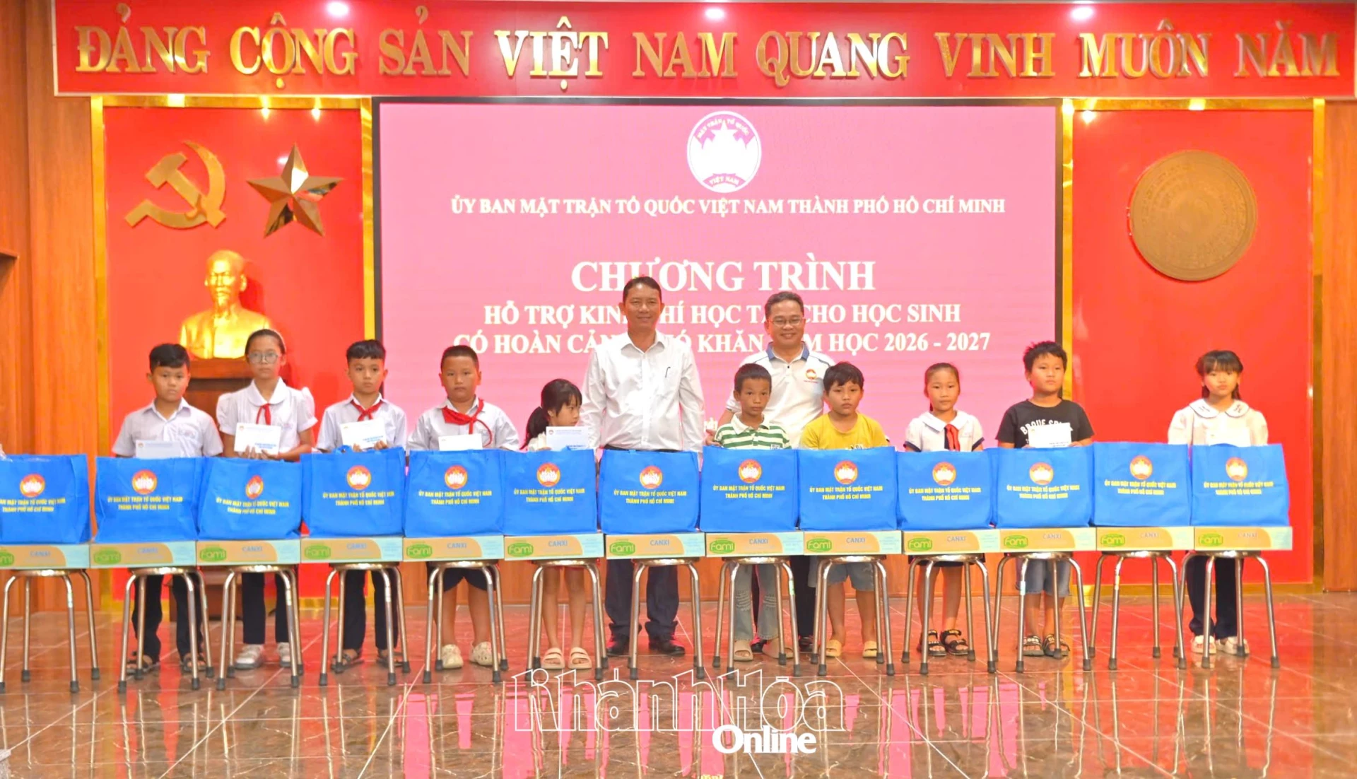 Ông Phạm Minh Tuấn - Phó Chủ tịch Ủy ban MTTQ Việt Nam TP. Hồ Chí Minh (bìa phải) và địa phương trao quà cho các học sinh.