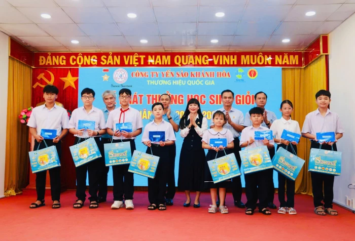 Công ty Yến sào Khánh Hòa dành gần 2,3 tỷ đồng khen thưởng học sinh trước thềm năm học mới