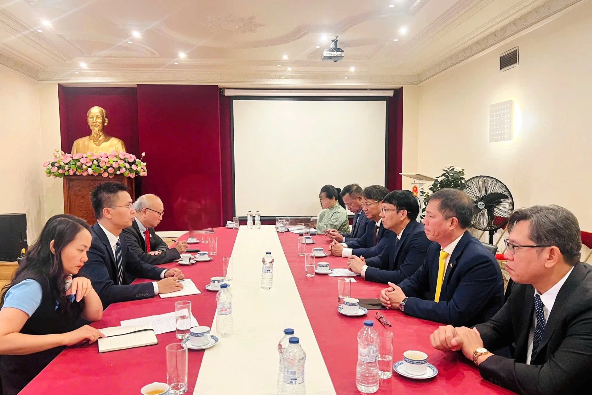 Quang cảnh buổi làm việc