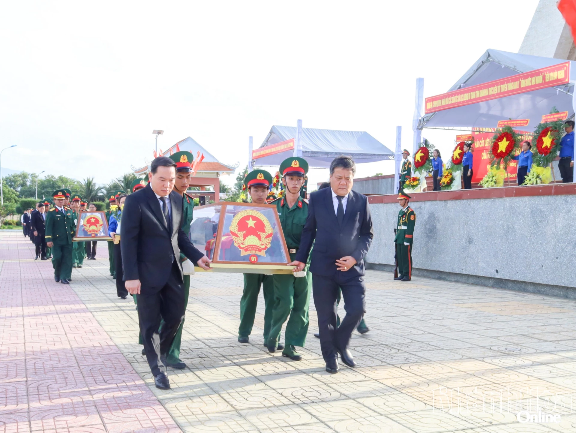 Các đồng chí: Trần Phong - Ủy viên Trung ương Đảng, Bí thư Tỉnh ủy; Hồ Xuân Trường - Ủy viên dự khuyết Trung ương Đảng, Phó Bí thư Thường trực Tỉnh ủy cùng đội tiêu binh di chuyển hài cốt các liệt sĩ đến ô mộ để an táng.