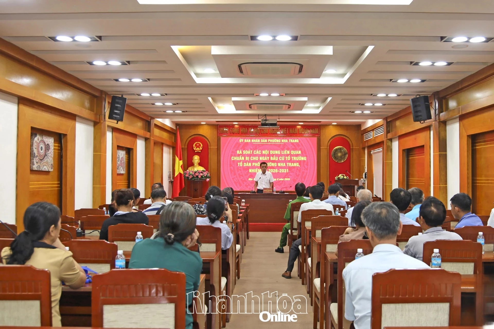 Quang cảnh cuộc họp.