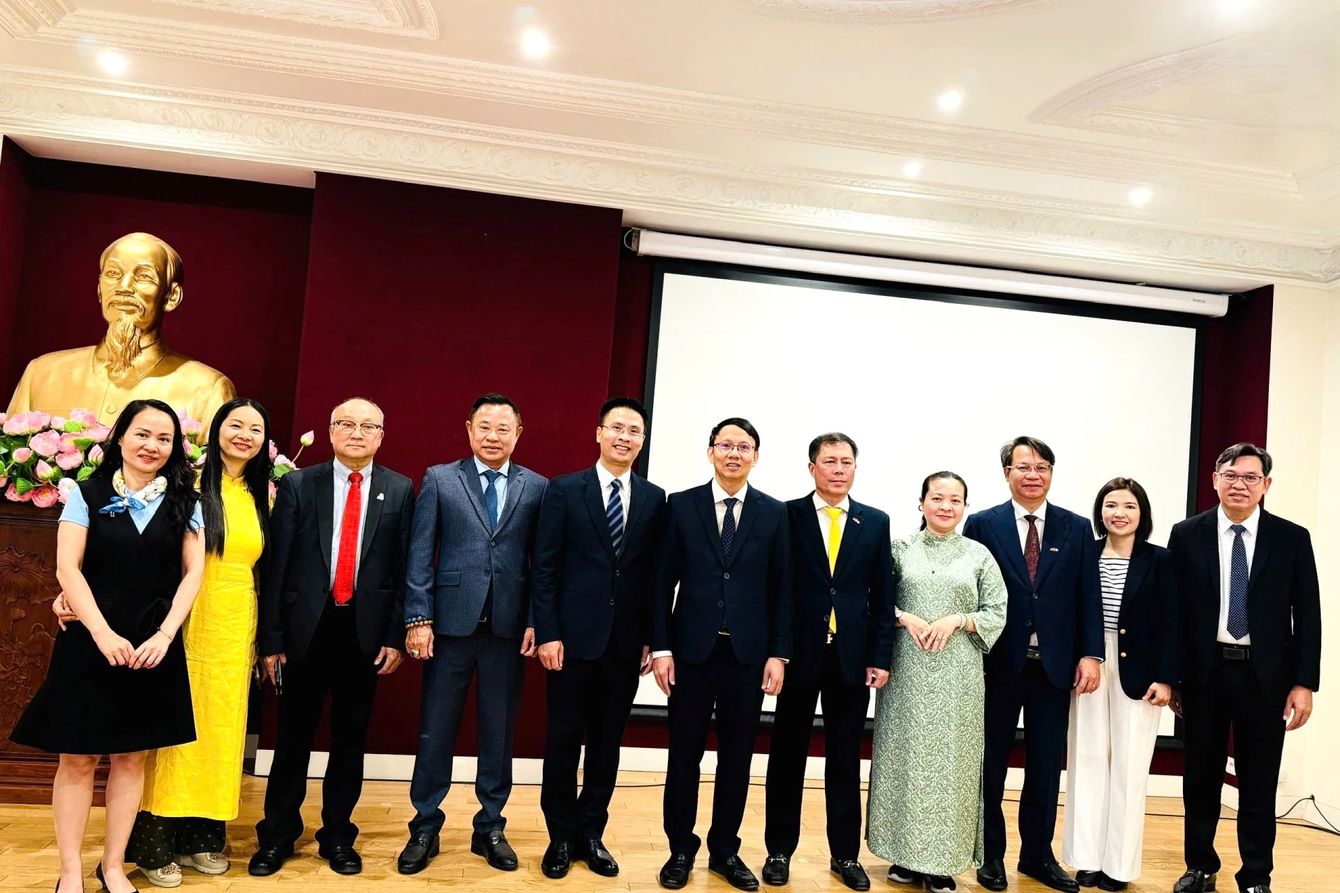 Đoàn công tác tỉnh Khánh Hòa chụp ảnh lưu niệm cùng các cán bộ Đại sứ quán Việt Nam tại Pháp