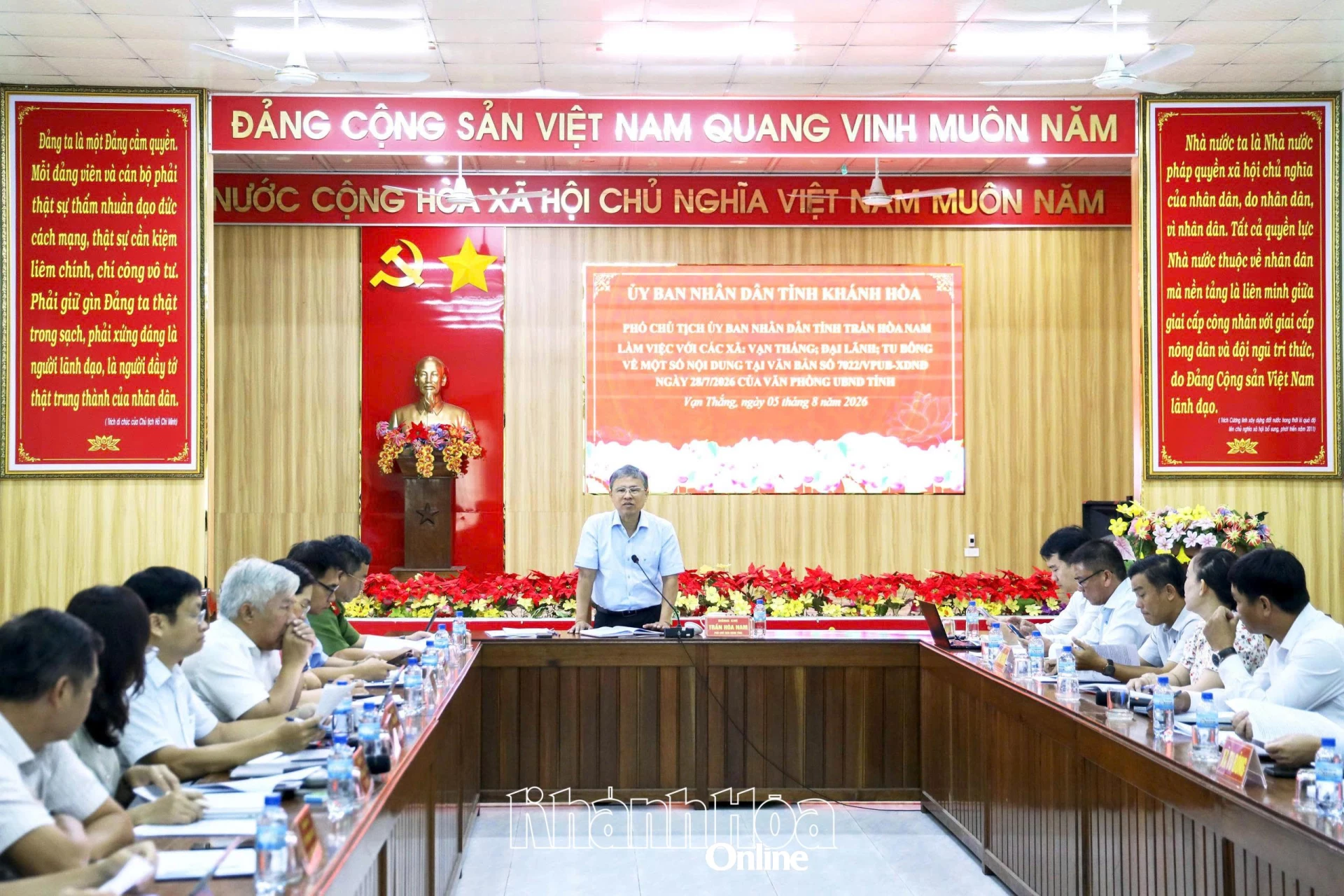 Quang cảnh buổi làm việc.